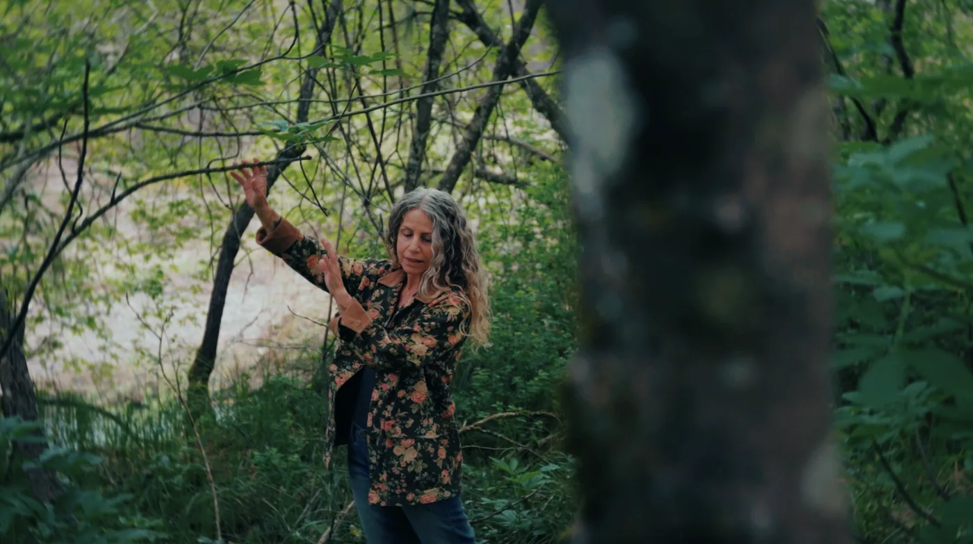 Dina Saalisi — portrait in the garden
